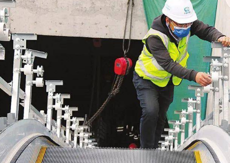 地鐵站客運電梯安裝使用環鏈電動葫蘆吊裝作業